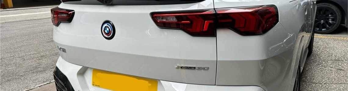 BMW iX2 50 周年紀念章！